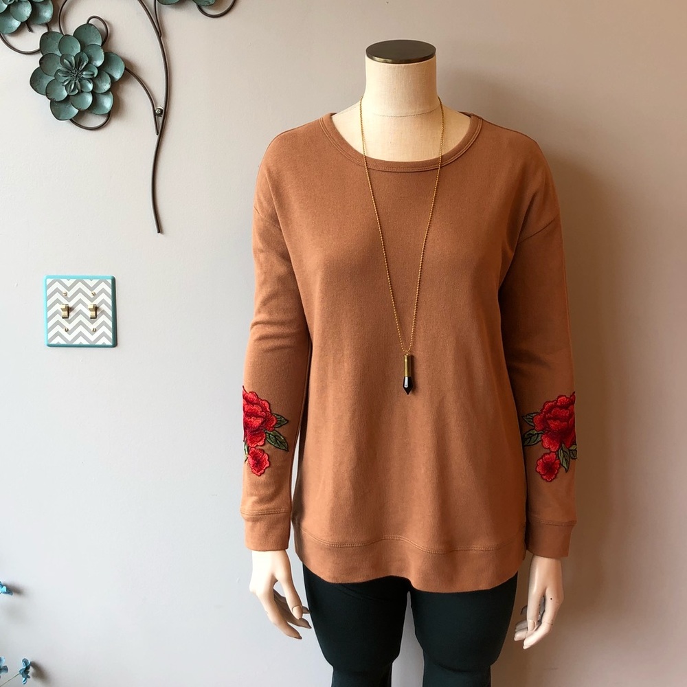 Floral patched pullover